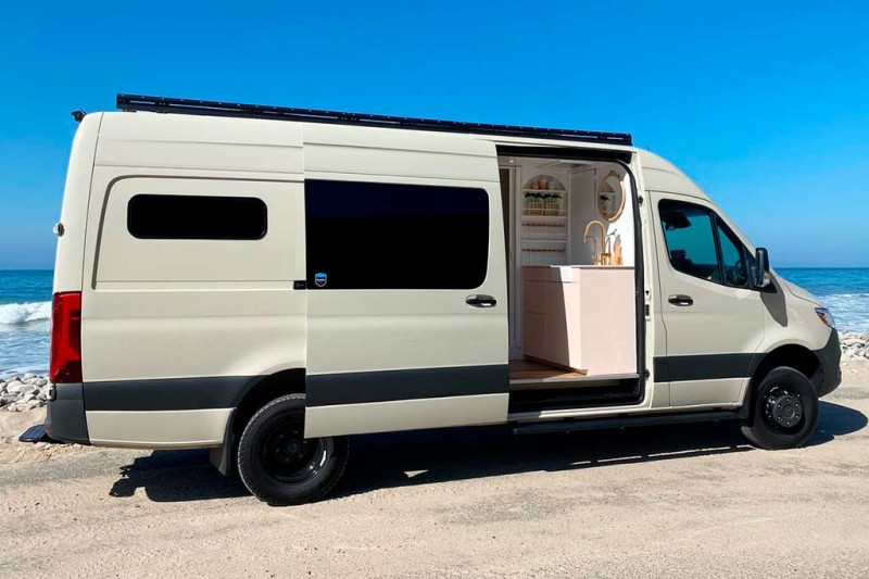 В продаже появилось сразу два кемпера на базе Mercedes-Benz Sprinter