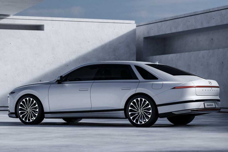 Корейцы рассекретили новый Hyundai Grandeur с дизайном в стиле минивэна Staria