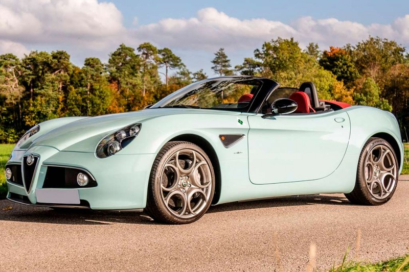В продаже Alfa Romeo 8C Spider с редкой комбинацией оттенков и почти нулевым пробегом