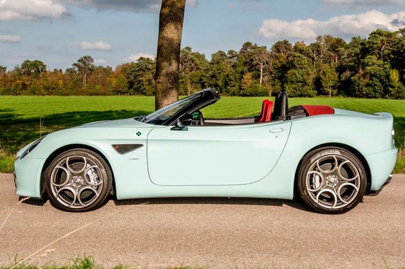 В продаже Alfa Romeo 8C Spider с редкой комбинацией оттенков и почти нулевым пробегом