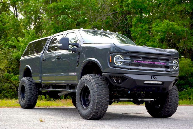Монструозный пикап MegaBronc на базе F-250 продают более чем за 10 млн руб
