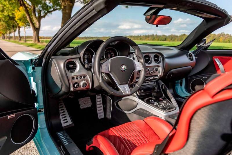 В продаже Alfa Romeo 8C Spider с редкой комбинацией оттенков и почти нулевым пробегом