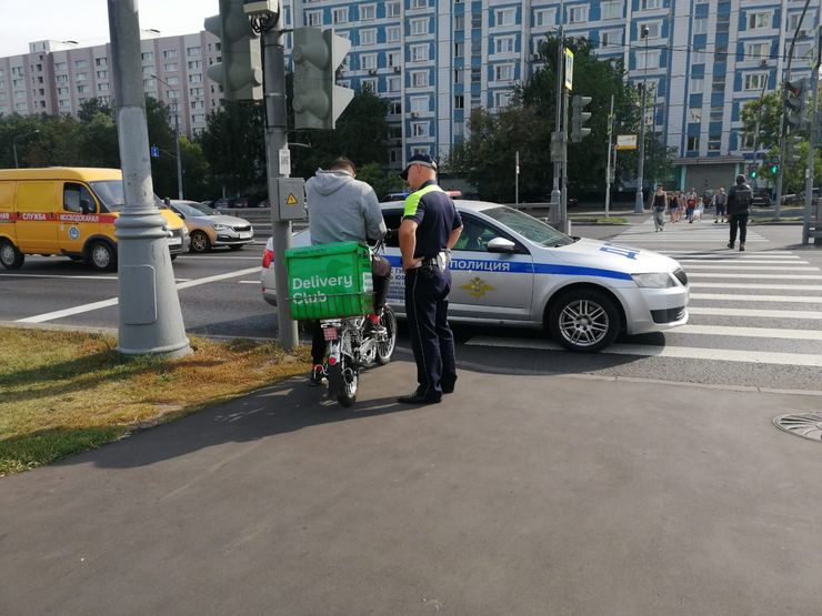 Курьерам доставки еды прописали красные фонари
