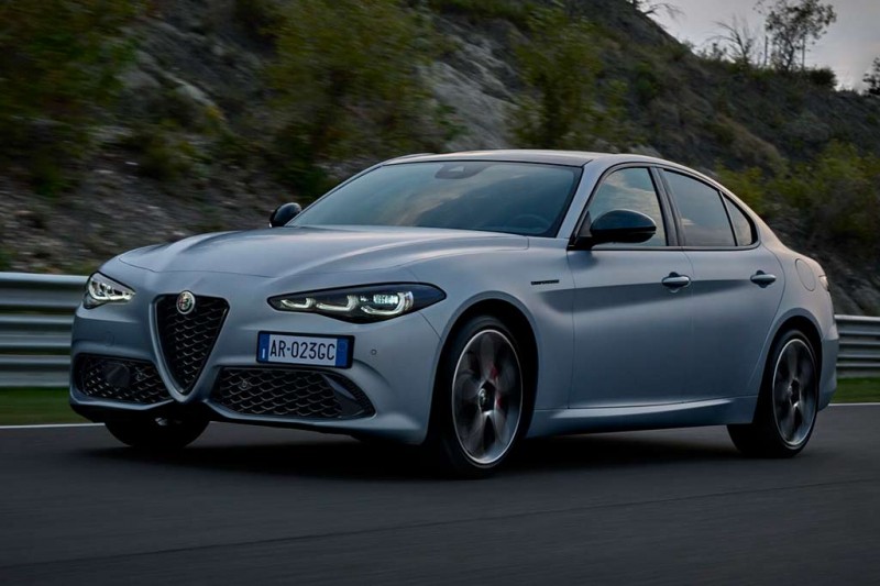 Итальянцы из Alfa Romeo обновили седан Giulia и кроссовер Stelvio