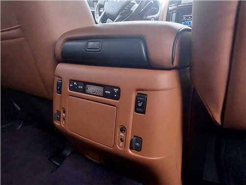 Infiniti QX80 - самый бессмысленный автомобиль на свете? 11 Infiniti QX80 - самый бессмысленный автомобиль на свете?