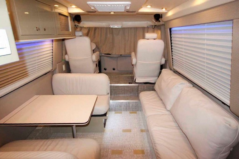 Старенький кемпер GMC Motorhome из семидесятых отреставрировали за 30 млн руб