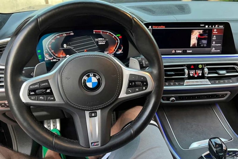 Это точно BMW? Скрипит панорама и люк, а в салоне донимают &laquo;сверчки&raquo;