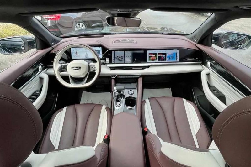 В России появился новый Geely Monjaro: за машину из Китая дилер просит 4,5 млн рублей
