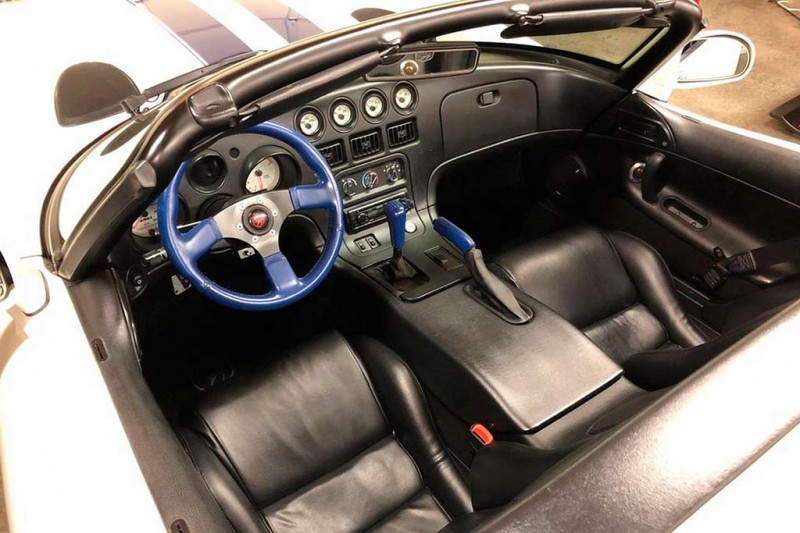 Лимузин на базе Dodge Viper 1996 хотят продать почти за 10 млн руб
