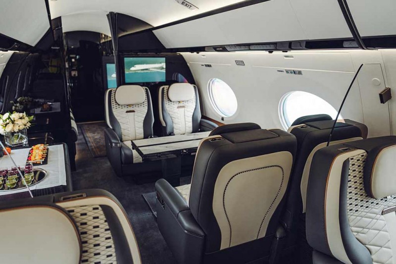 Владелец компании Flexjet оформил бизнес-джет и вертолет в стиле своего Bentley Bacalar