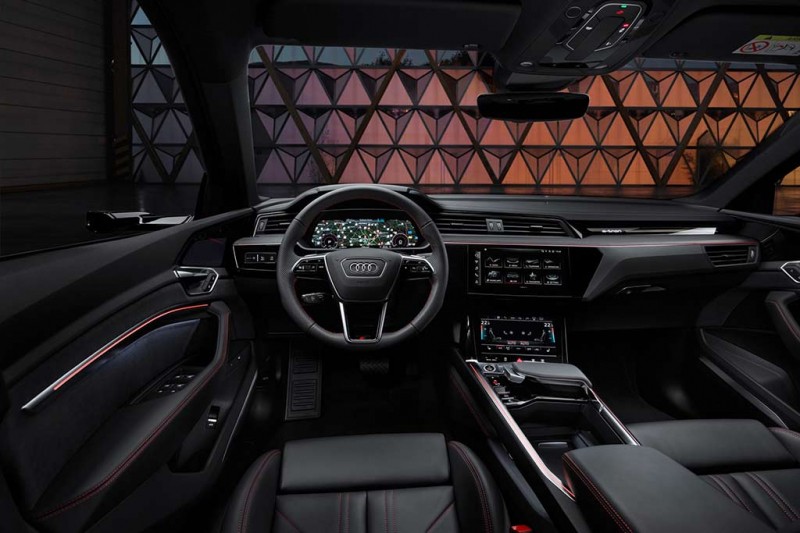 Немцы представили обновленное семейство электрических кроссоверов Audi Q8 e-tron