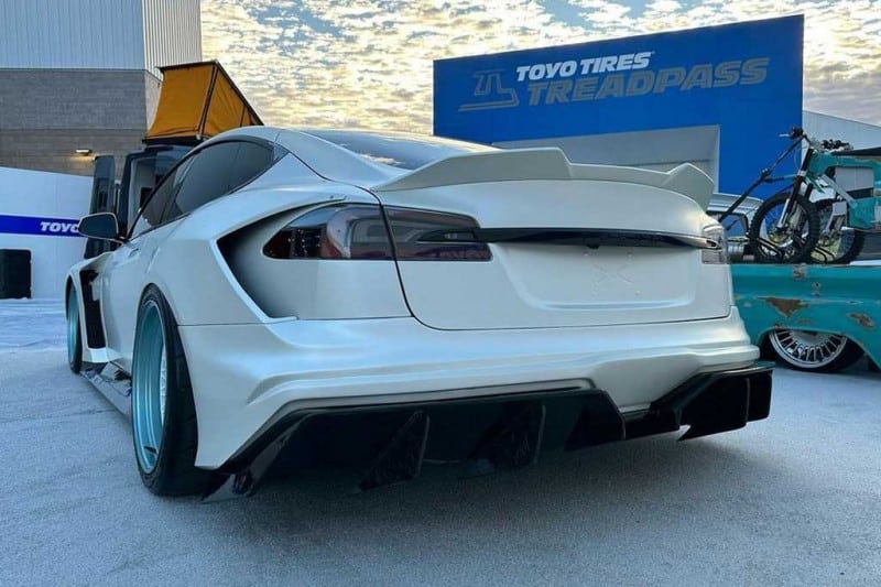 Тюнеры из Competition Carbon подготовли грозный обвес для Tesla Model S Plaid 2 Тюнеры из Competition Carbon подготовли грозный обвес для Tesla Model S Plaid