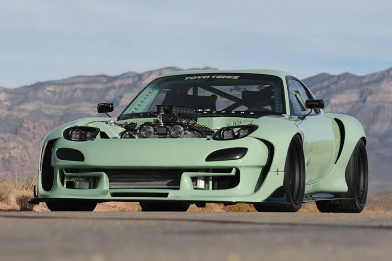 На SEMA показали невероятную Mazda RX-7 с мотором V12 от Pagani Zonda