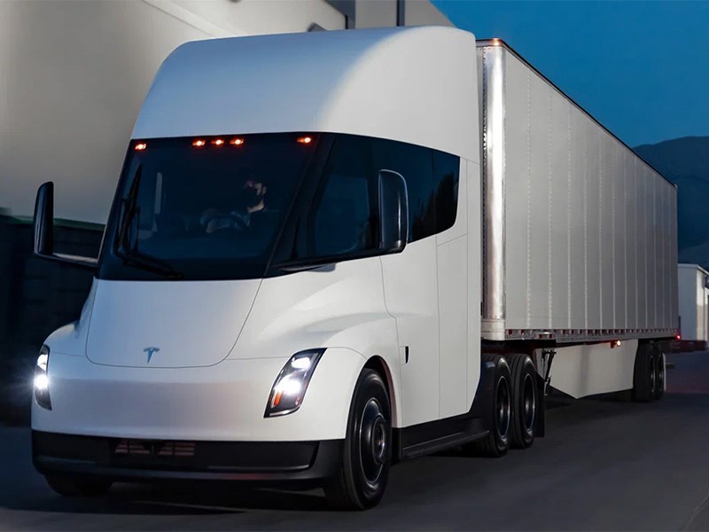 Тягач Tesla смог проехать 800 километров на полной зарядке