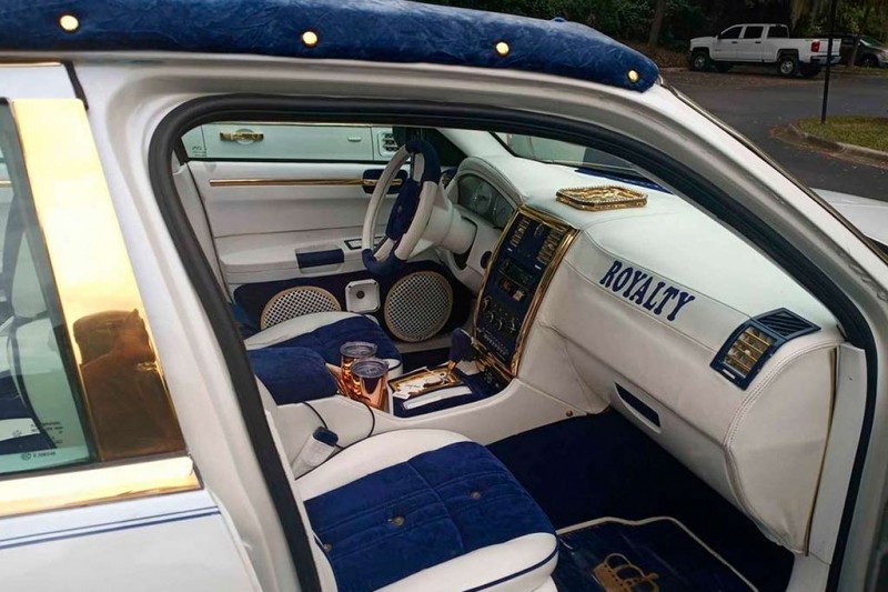 Седан Chrysler 300 2007 года в стиле Rolls-Royce Phantom продают за 1,5 млн руб