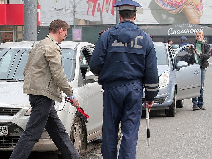 Может ли по закону инспектор ГИБДД интересоваться самочувствием водителя