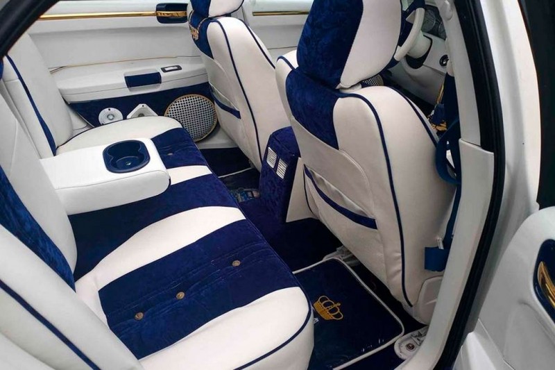 Седан Chrysler 300 2007 года в стиле Rolls-Royce Phantom продают за 1,5 млн руб