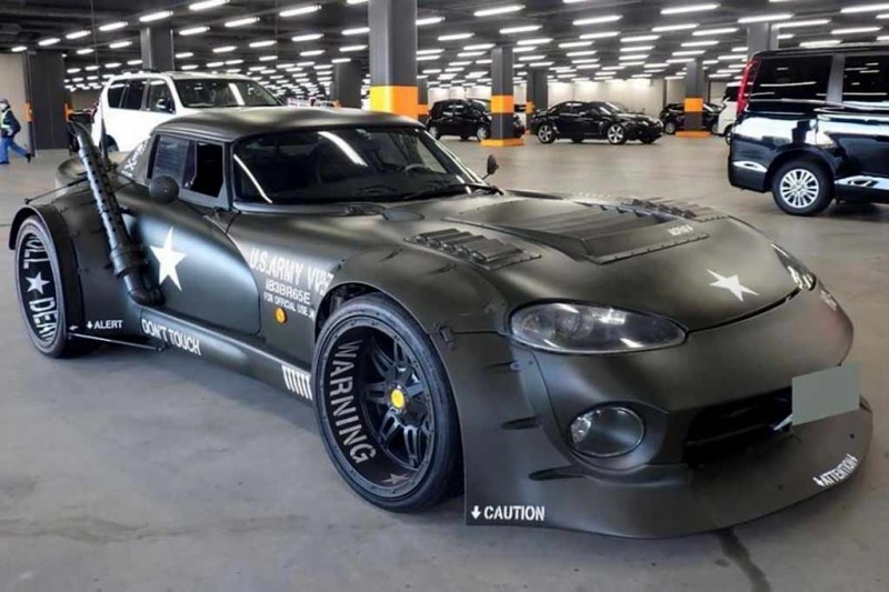 «Армейский» Dodge Viper: грузный обвес, большие колеса и патрубки-турели