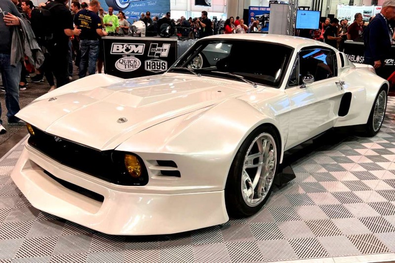 На SEMA показали эффектный среднемоторный суперкар на базе Ford Mustang 1967