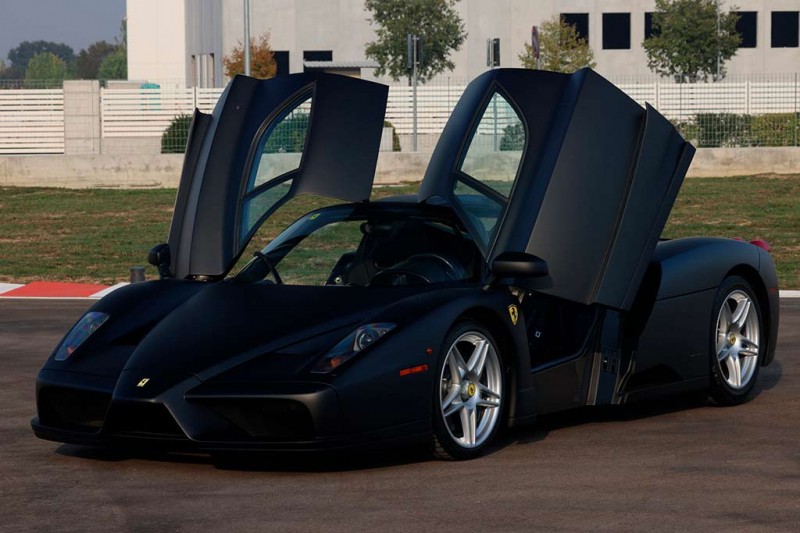 На торги выставлен уникальный матово-черный суперкар Ferrari Enzo
