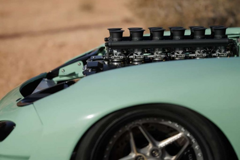 На SEMA показали невероятную Mazda RX-7 с мотором V12 от Pagani Zonda