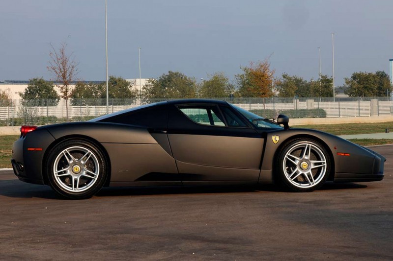 На торги выставлен уникальный матово-черный суперкар Ferrari Enzo