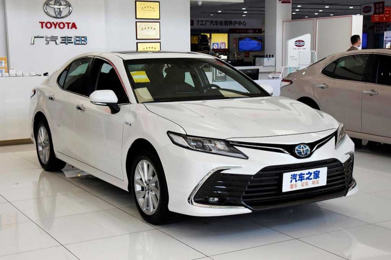 В автосалоны РФ начали поступать новые Toyota Camry V70: их привезли из Китая