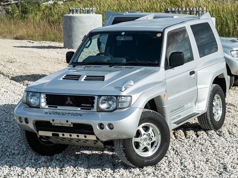 Взгляните на уникальный Mitsubishi Pajero