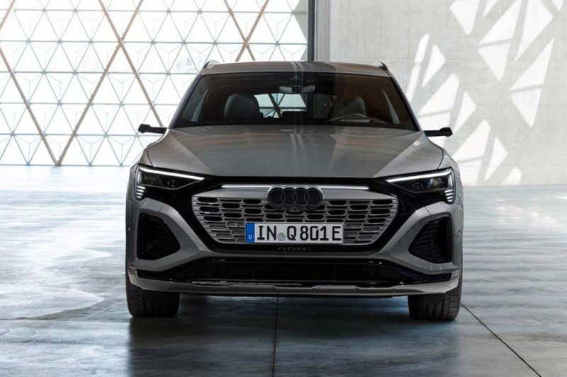 Немцы представили обновленное семейство электрических кроссоверов Audi Q8 e-tron