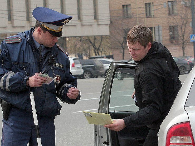 Имеют ли право сотрудники ДПС тормозить водителей из движущейся служебной машины 2 Имеют ли право сотрудники ДПС тормозить водителей из движущейся служебной машины