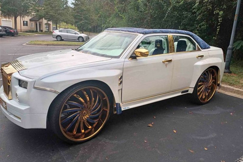 Седан Chrysler 300 2007 года в стиле Rolls-Royce Phantom продают за 1,5 млн руб
