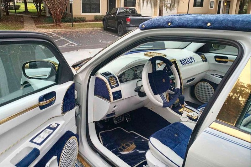 Седан Chrysler 300 2007 года в стиле Rolls-Royce Phantom продают за 1,5 млн руб