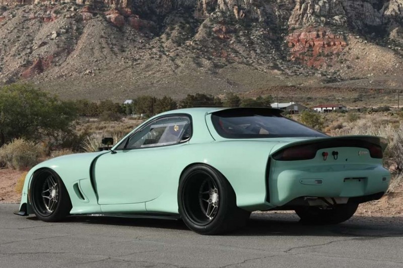На SEMA показали невероятную Mazda RX-7 с мотором V12 от Pagani Zonda