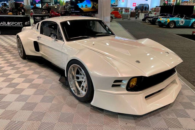 На SEMA показали эффектный среднемоторный суперкар на базе Ford Mustang 1967