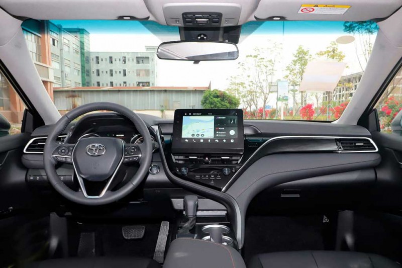 В автосалоны РФ начали поступать новые Toyota Camry V70: их привезли из Китая