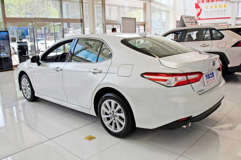 В автосалоны РФ начали поступать новые Toyota Camry V70: их привезли из Китая
