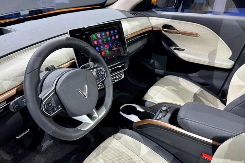 В Лос-Анджелесе показали вьетнамские электрические кроссоверы VinFast VF6 и VF7