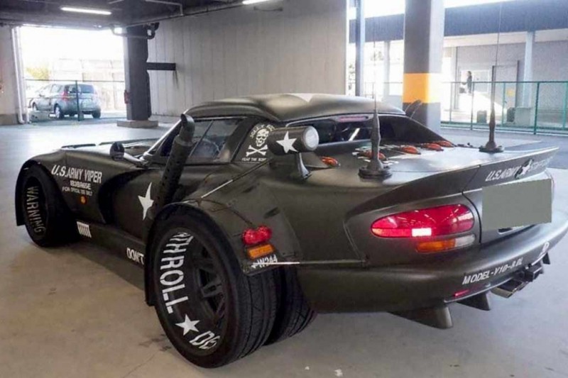&laquo;Армейский&raquo; Dodge Viper: грузный обвес, большие колеса и патрубки-турели