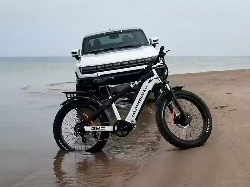 GMC разработала необычный аксессуар для электрического Hummer