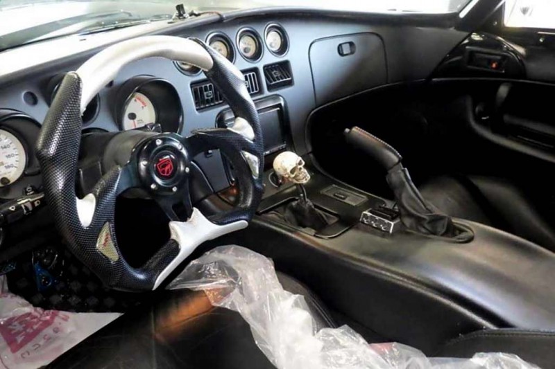 &laquo;Армейский&raquo; Dodge Viper: грузный обвес, большие колеса и патрубки-турели