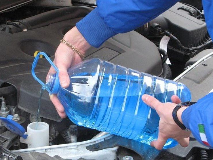 Можно ли смешивать в бачке стеклоомывателя &laquo;незамерзайку&raquo; разных цветов