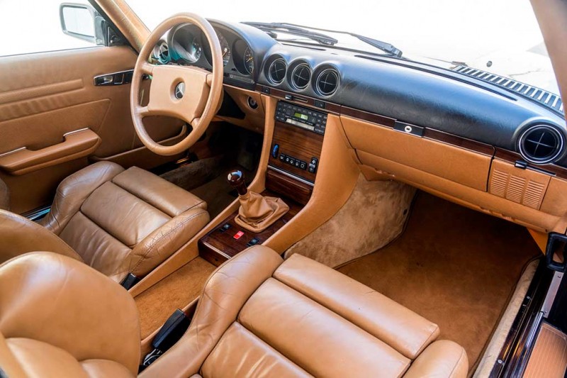 Очень редкий &laquo;американский&raquo; Mercedes-Benz 500 SL AMG 5.0 с механикой продадут с молотка