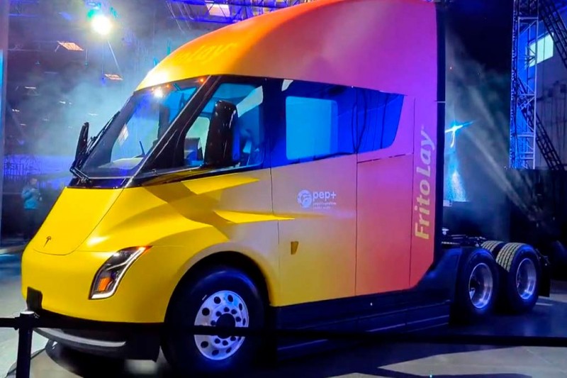Компания Tesla начала отгрузку элетротягачей Semi первым клиентам 1 Компания Tesla начала отгрузку элетротягачей Semi первым клиентам