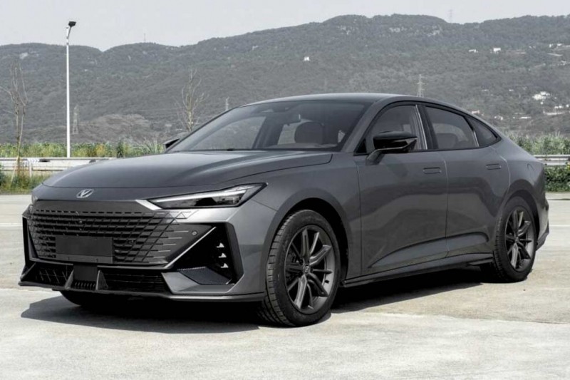 Changan Uni-V: стильный лифтбек из Поднебесной с выдвижным спойлером