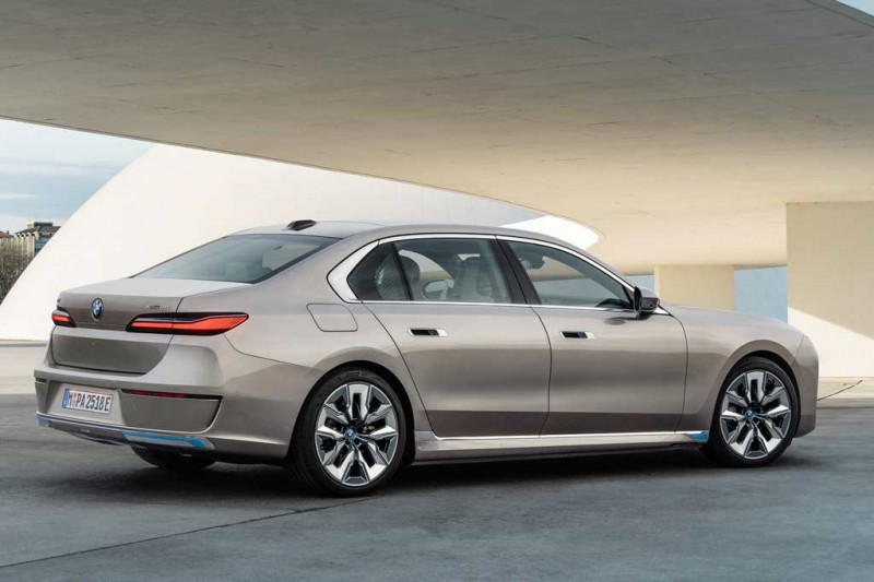 Полностью электрический седан BMW i7 дебютировал в версии xDrive60