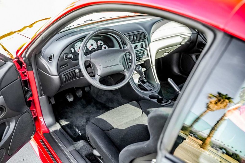 На торги выставлен Ford Mustang SVT Cobra R 2000: в тот год из собрали только 300 штук
