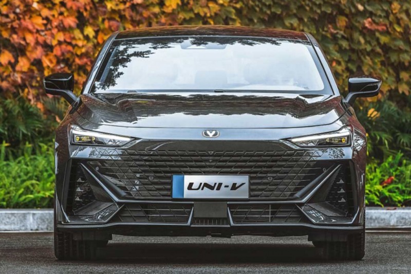 Changan Uni-V: стильный лифтбек из Поднебесной с выдвижным спойлером