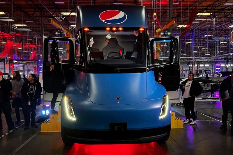 Компания Tesla начала отгрузку элетротягачей Semi первым клиентам 2 Компания Tesla начала отгрузку элетротягачей Semi первым клиентам