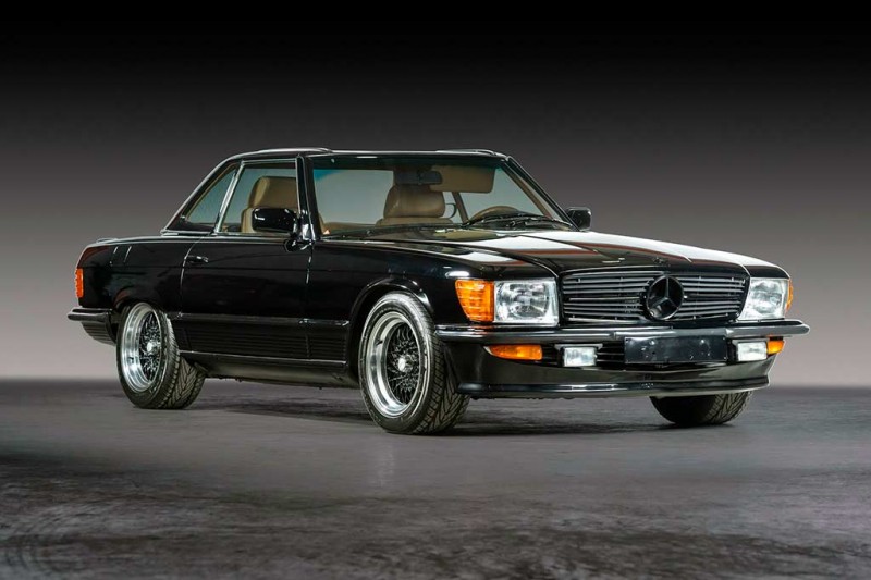 Очень редкий «американский» Mercedes-Benz 500 SL AMG 5.0 с механикой продадут с молотка