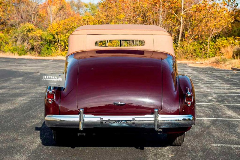 Редкий кабриолет Cadillac Series 90 V16 1938 года ушел с молотка почти за 12 млн руб